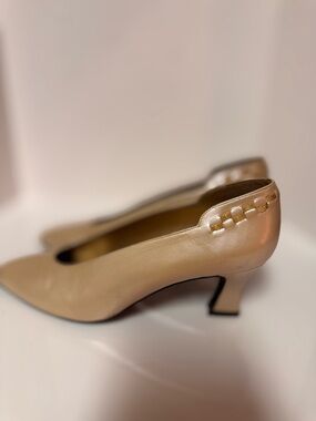 Stuart Weitzman Italian Nude Leather Pumps with gold detail around heel Size 6B